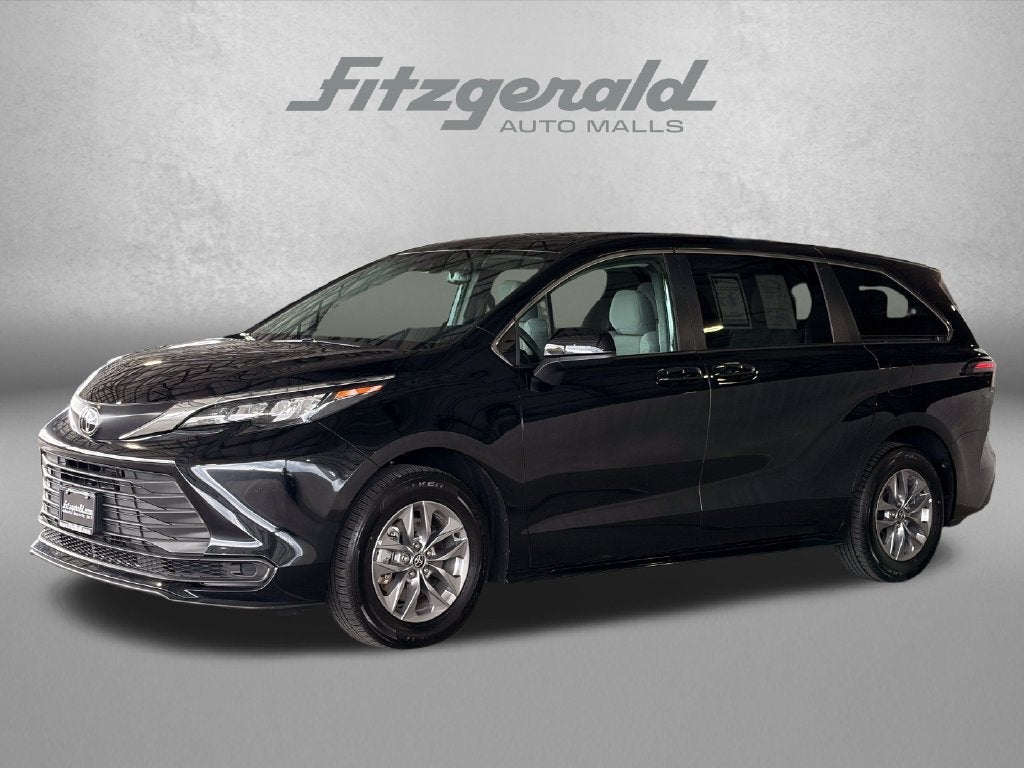 2026 Toyota Sienna LE 8 Passenger