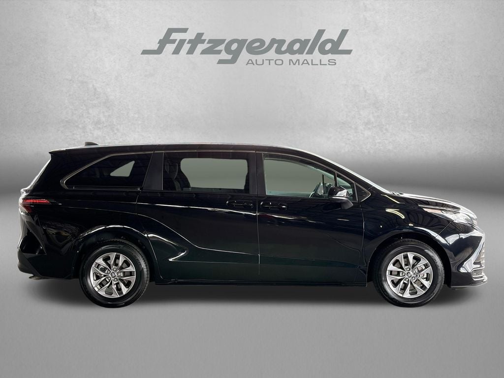 2026 Toyota Sienna LE 8 Passenger