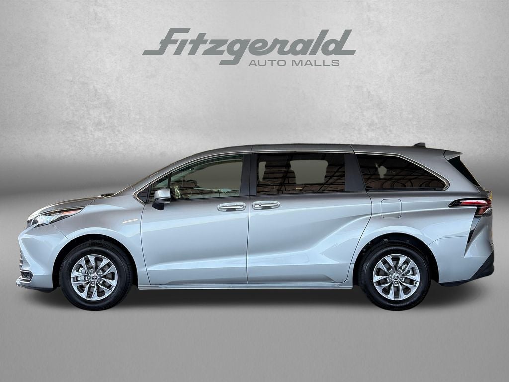 2025 Toyota Sienna LE 8 Passenger