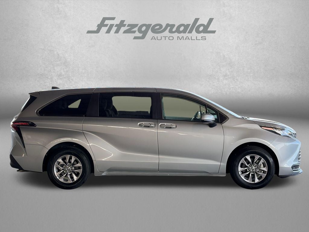 2025 Toyota Sienna LE 8 Passenger