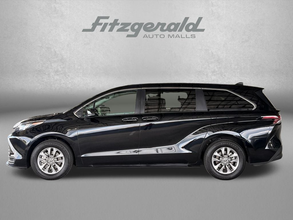 2026 Toyota Sienna LE 8 Passenger