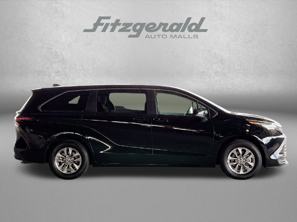 2026 Toyota Sienna LE 8 Passenger