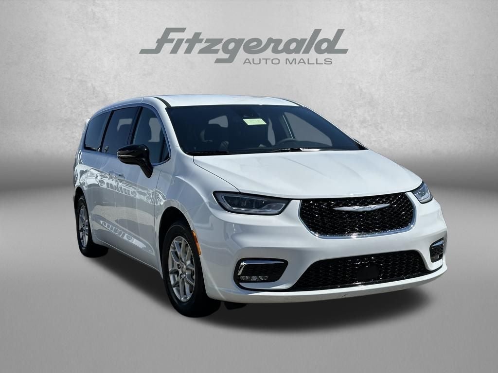 2025 Chrysler Pacifica Select's photo