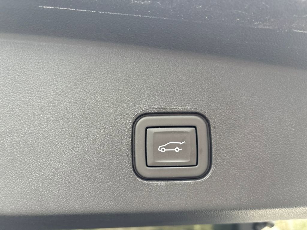 2025 Cadillac LYRIQ Luxury 2