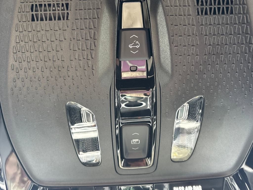 2025 Cadillac LYRIQ Luxury 2