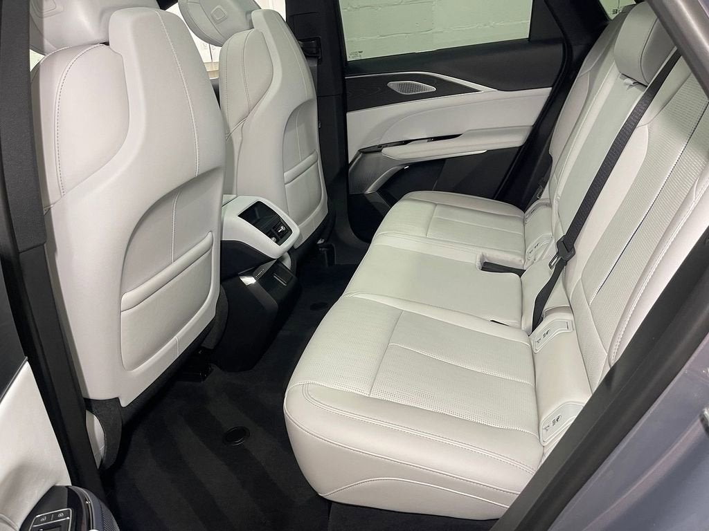 2025 Cadillac LYRIQ Luxury 2