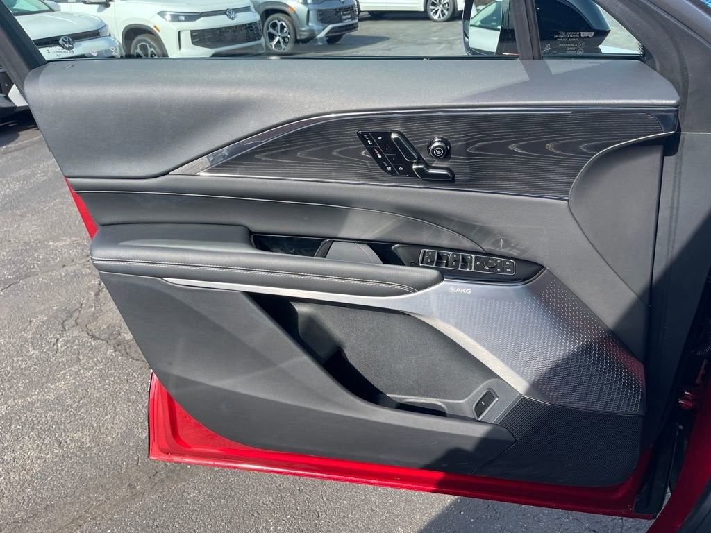 2024 Cadillac LYRIQ Luxury 3