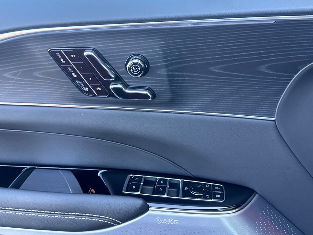 2024 Cadillac LYRIQ Luxury 3