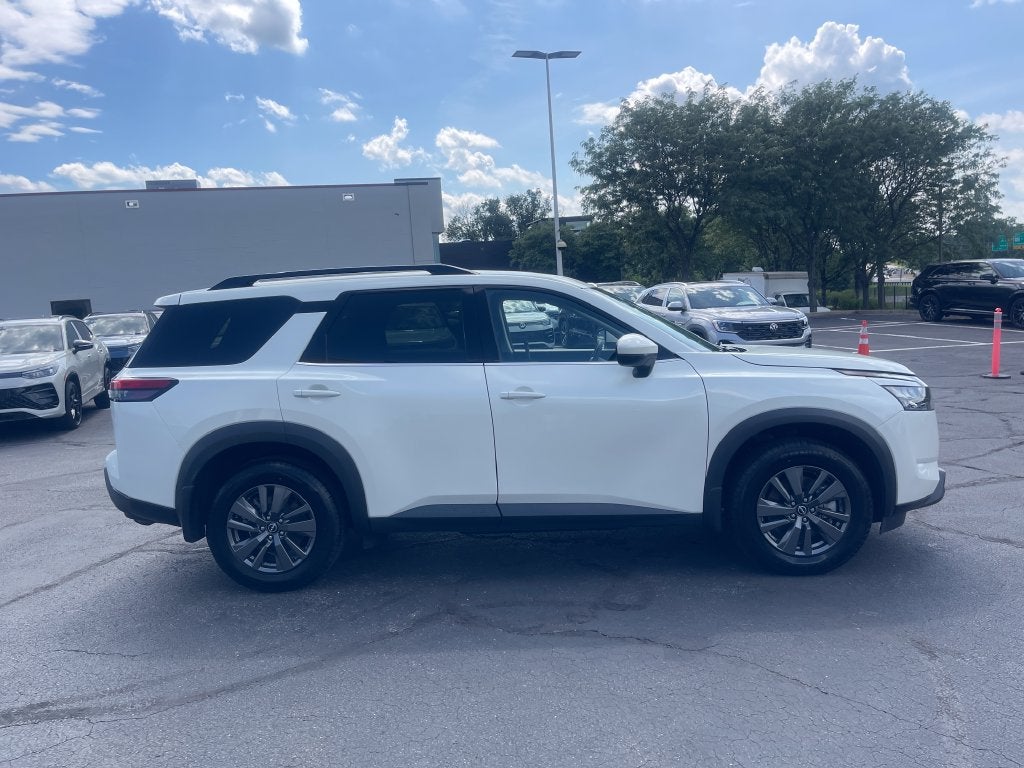 2024 Nissan Pathfinder SV
