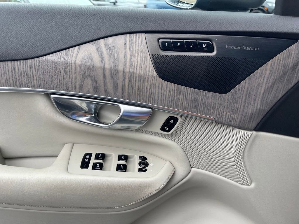 2023 Volvo XC90 Recharge Plug-In Hyb Plus Bright Theme
