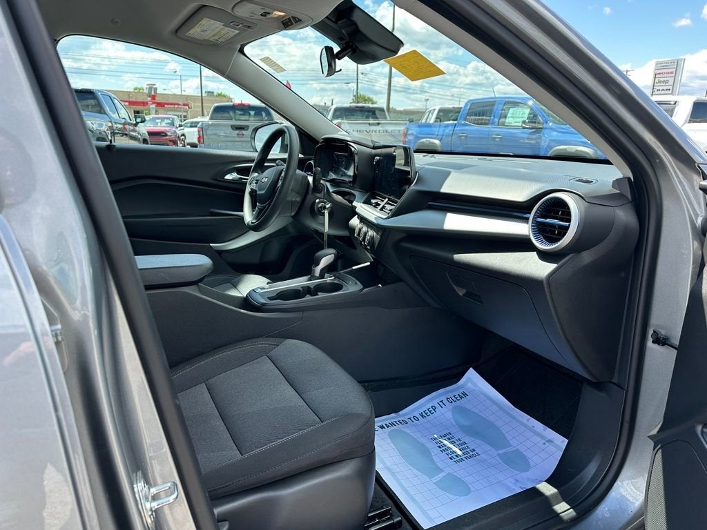 2025 Chevrolet Trax LS